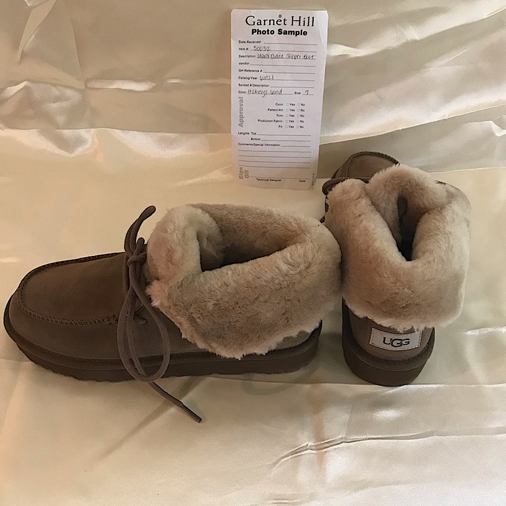 Size 9 UGG Diara Slipper Boot in Hickory/Sand